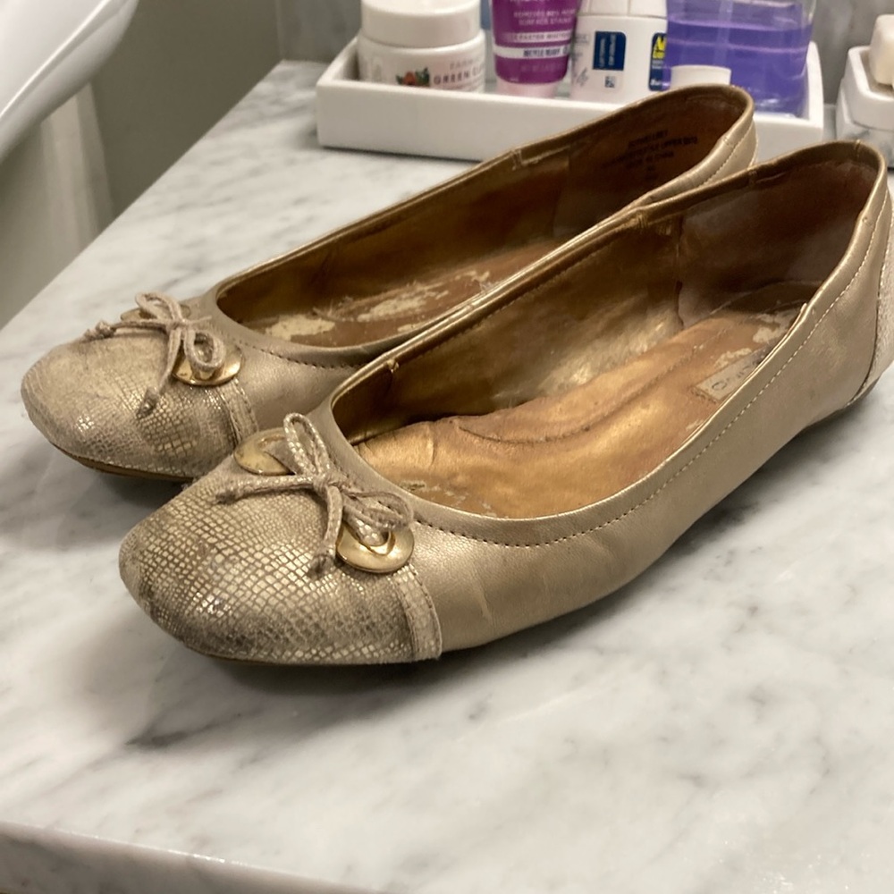 Women’s Bandolino gold flats (9.5)